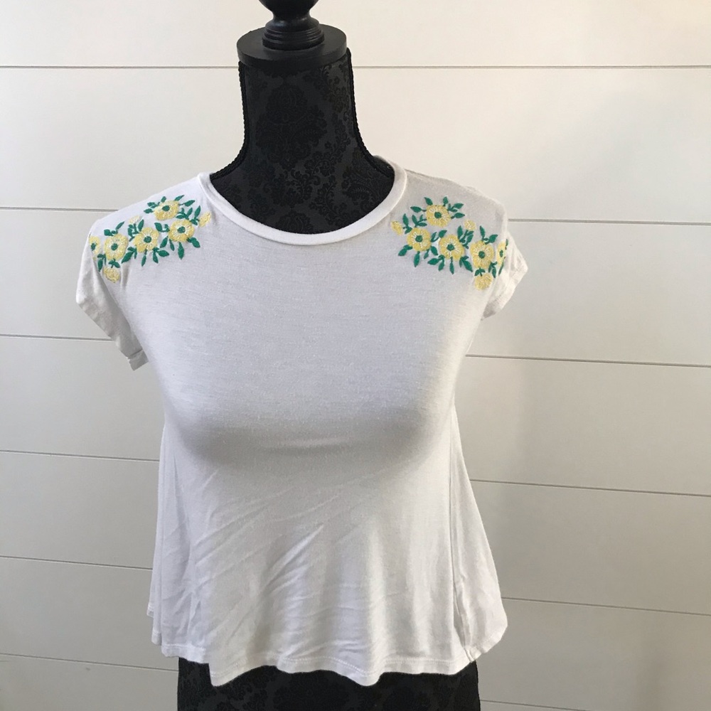 Nordstrom white top with embroidered flowers